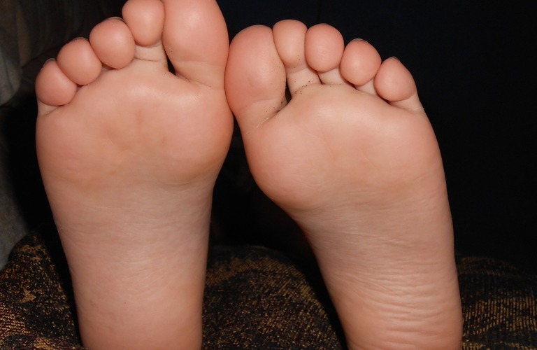 健康な足元で自信を持つ！足の角質ケアで美しさと快適さを手に入れよう！